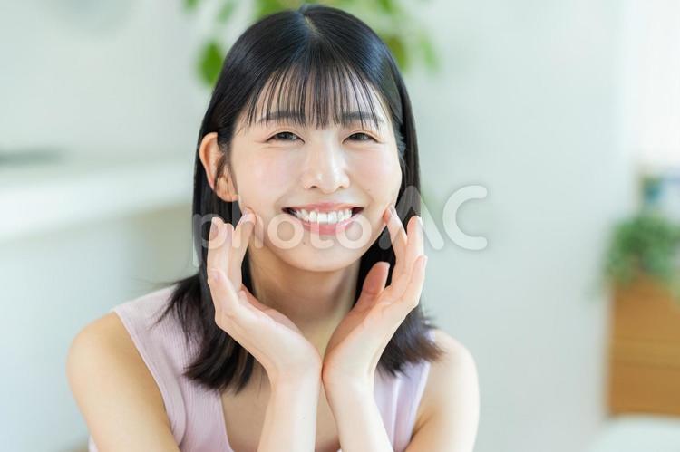 スキンケアをする女性 美容,ビューティー,笑顔の写真素材