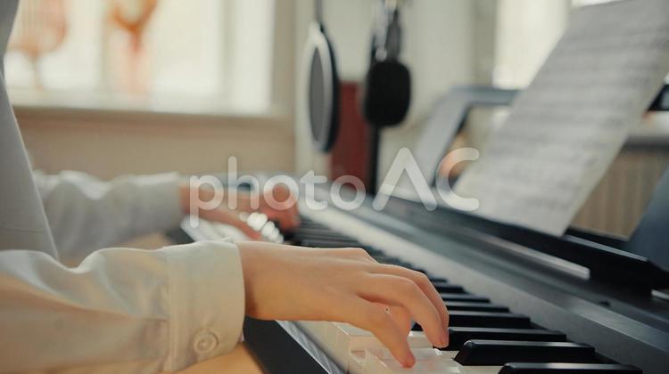 ギーボードを弾いて弾き語りをする人の手元 キーボード,鍵盤,手元の写真素材