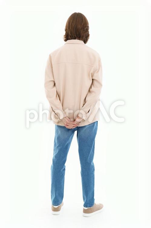 後ろで手を組み立つ男性の後ろ姿 後ろ姿,顔なし,立つの写真素材