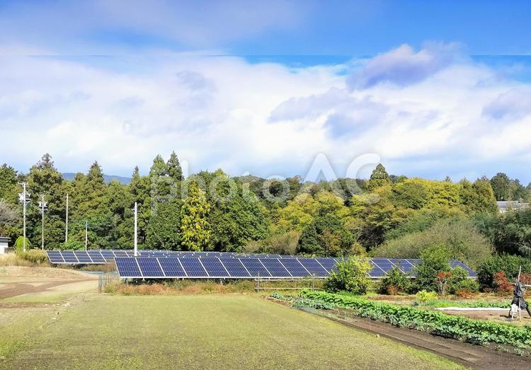 田園地帯のソーラーパネル　太陽光発電 ソーラーパネル,太陽光発電,ソーラー発電の写真素材