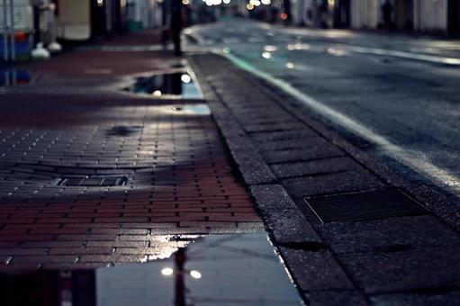 歩道の水溜まり 歩道の水溜まりの写真