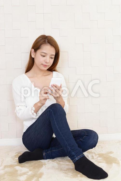 スマートフォンを操作する女性 女性,健康,スマートフォンの写真素材