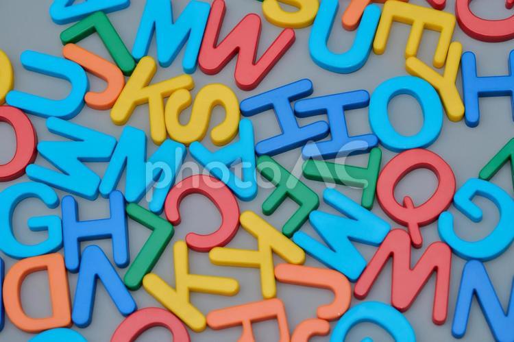 散りばめられたアルファベットの文字 アルファベット,abc,英語の写真素材