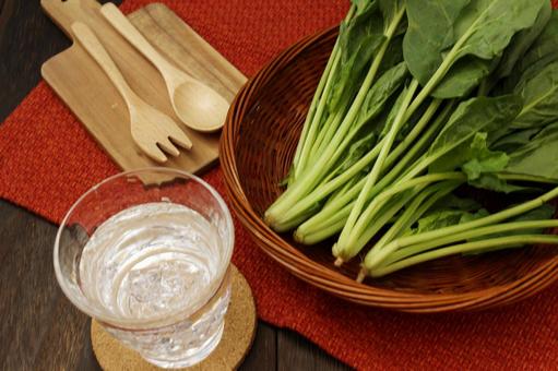 新鮮なほうれん草と水 新鮮なほうれん草と水 ほうれん草,野菜,新鮮の写真素材