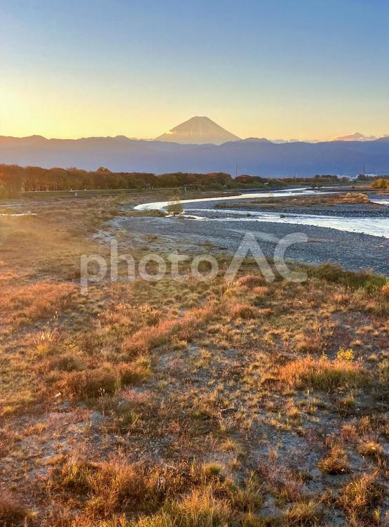 早朝の釜無川から見る富士山遠望 風景,富士山,富士川の写真素材