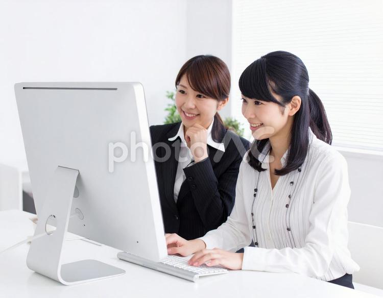 オフィスでアイディアを練る女性 オフィス,ol,ディスカッションの写真素材