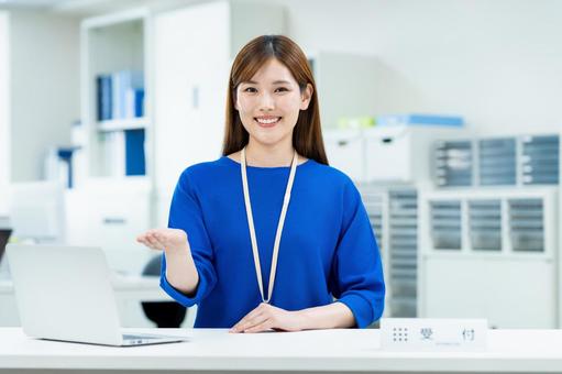 提案するビジネスウーマン 受付,窓口,おすすめの写真素材