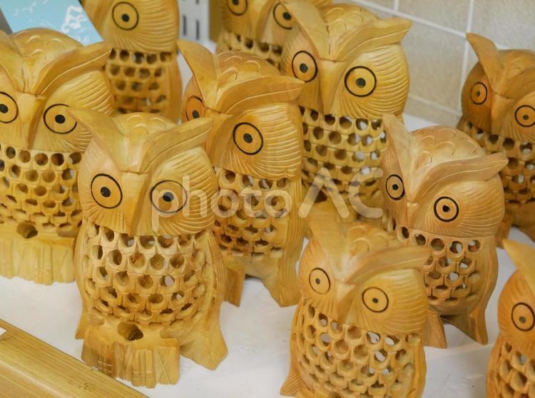 フクロウの木彫り フクロウ,木彫り,置物の写真素材
