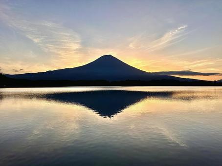 田貫湖から見る富士山 田貫湖から見る富士山の写真