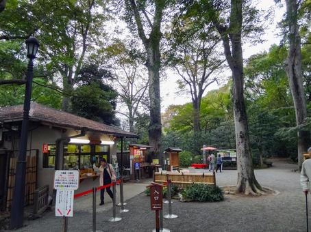 六義園の入口付近内部 六義園の入口付近内部の写真