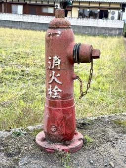 レトロで年季の入った消火栓 消火栓,プラグ,赤の写真素材