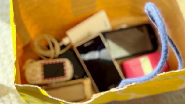 紙袋に入ったスマホや携帯電話ボカシ スマートフォン,スマホ,携帯電話の写真素材