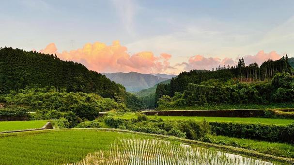 夕焼けの田園風景 夕焼けの田園風景 夕焼け,田園,日没の写真素材