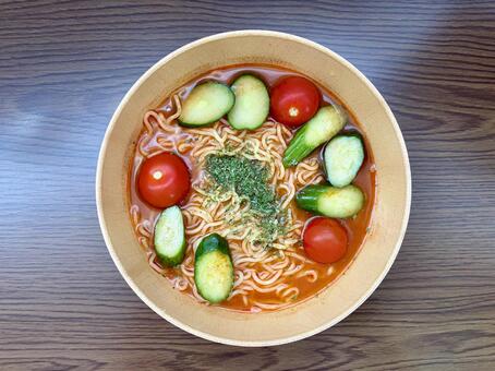 夏野菜を添えた冷やしトマトラーメン トマトラーメン,トマトスープ麺,冷やしラーメンの写真素材