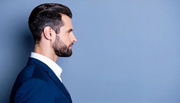 凜々しい外国人ビジネスマンの横顔 凜々しい外国人ビジネスマンの横顔の写真