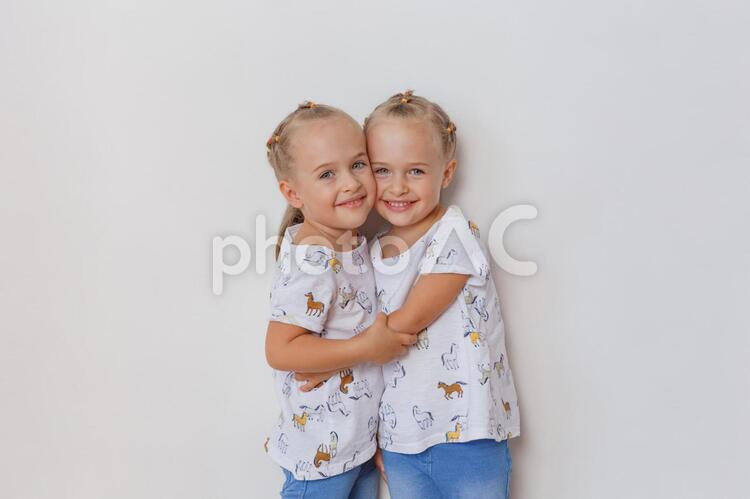 くっついて立つ双子の女の子 双子,姉妹,女の子の写真素材