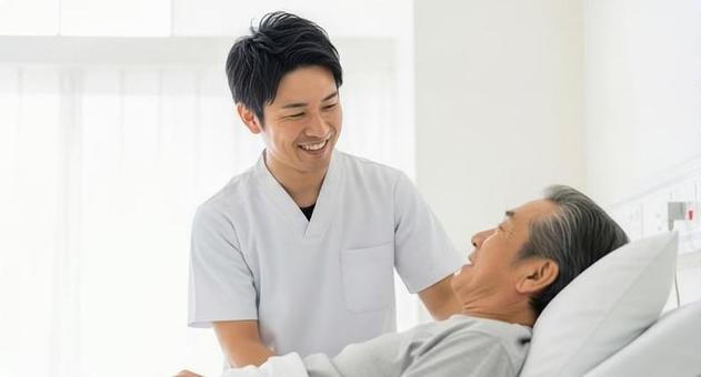 入院患者の体位変換をするアジア人看護師 入院患者の体位変換をするアジア人看護師の写真