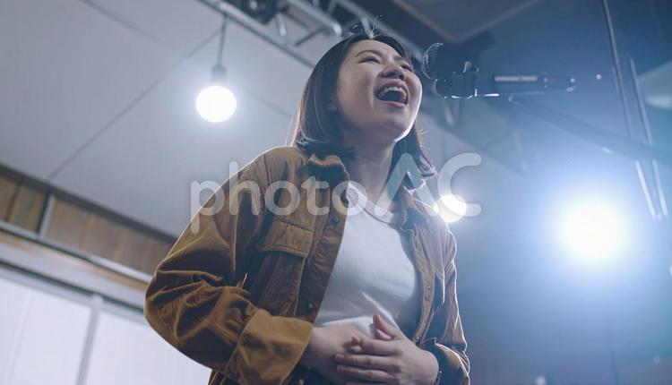 発声練習　ボイストレーニングをする女性 女性,ボイストレーニング,聞くの写真素材