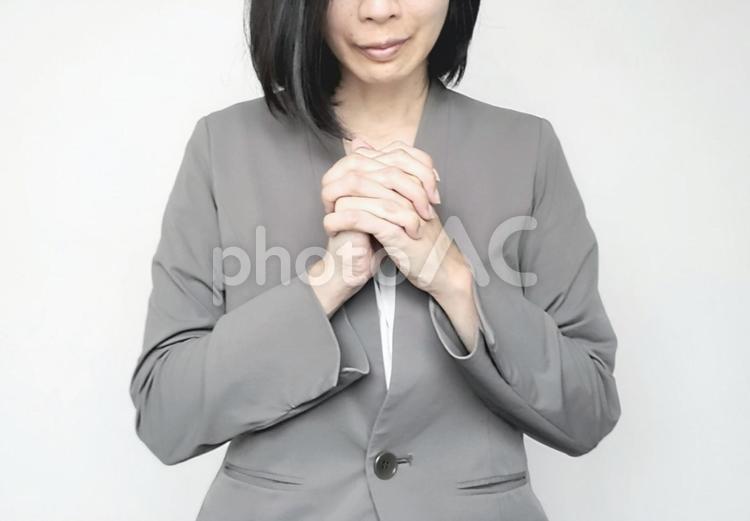 ビジネス　頼む女性イメージ お願い,頼む,祈るの写真素材