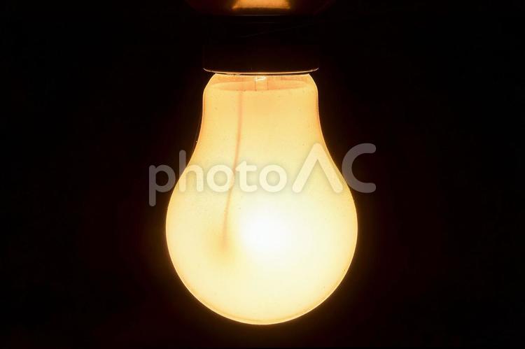 暗闇の中の電球 電球,led,照明の写真素材