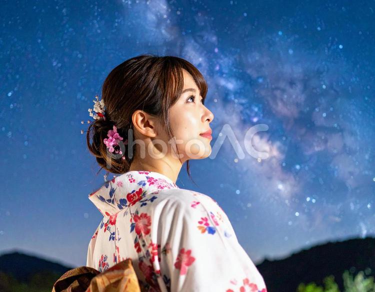 浴衣の彼女と天の川 女性,浴衣,夕涼みの写真素材