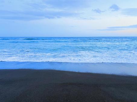 青い空と海、静寂の砂浜と海岸 青い空と海、静寂の砂浜と海岸の写真