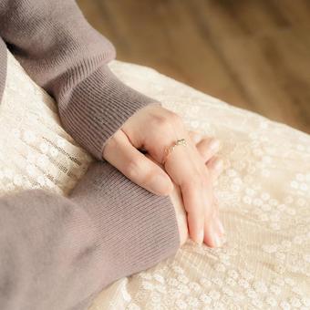 やさしい雰囲気の手元とワイヤーリング やさしい雰囲気の手元とワイヤーリング 手,手元,女性の写真素材