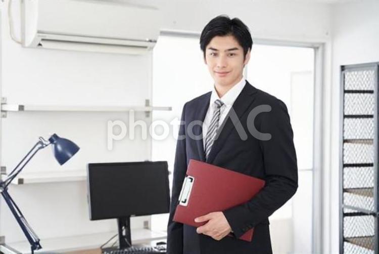 家の案内をする日本人男性不動産営業職 不動産,営業職,男性の写真素材