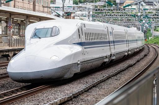 ホームを通過していく東海道山陽新幹線 東海道,山陽,新幹線の写真素材