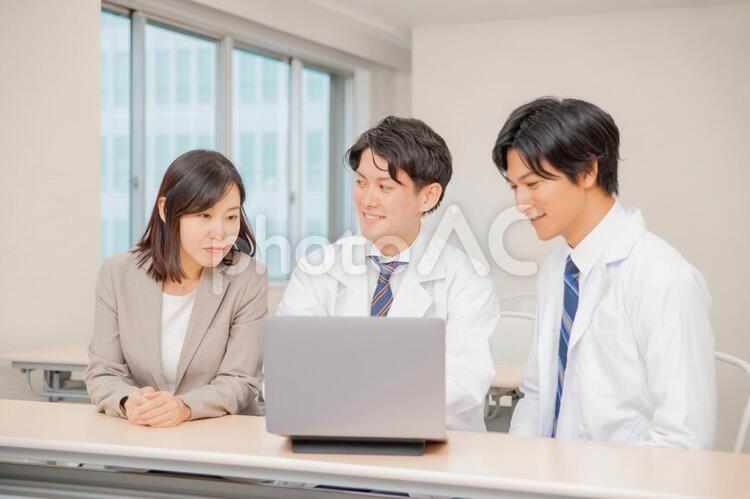 医療スタッフとのミーティング 医師,ケアマネジャー,mrの写真素材