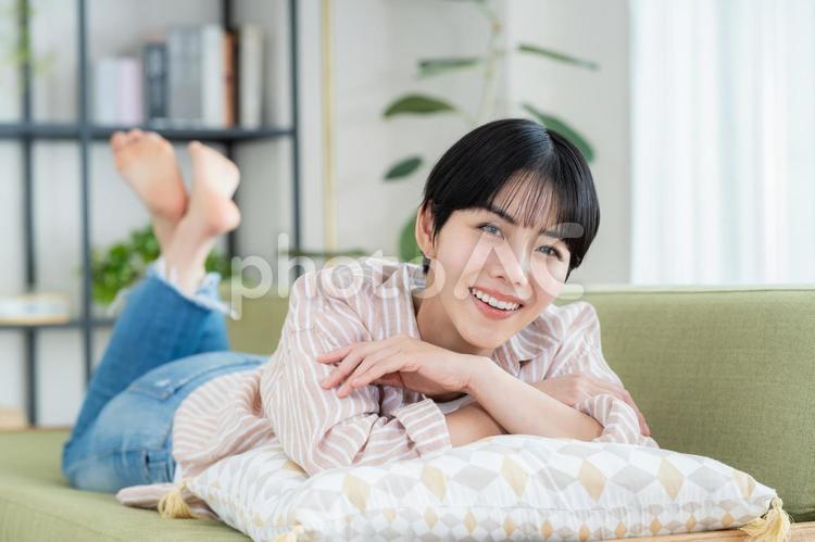 リビングでくつろぐ若い女性 リビングでくつろぐ若い女性 新生活,寛ぐ,くつろぐの写真素材