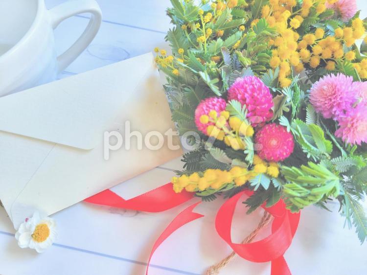 花とリボンと白いメッセージカード メッセージ,母の日,誕生日の写真素材