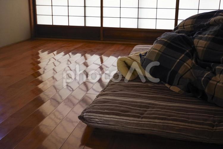 一人用の布団が敷かれた静かな部屋 一人暮らし,独居,布団の写真素材