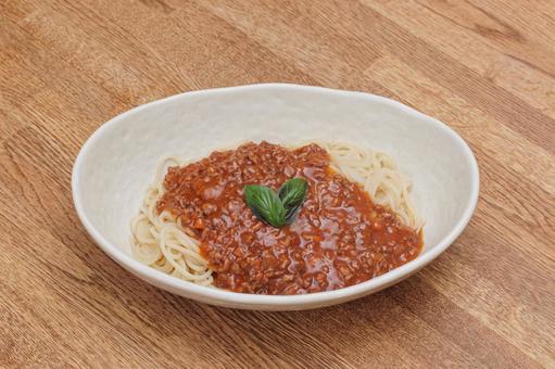 深めの皿とスパゲッティミートソース 深めの皿とスパゲッティミートソース 麺,ヌードル,スパゲッティの写真素材