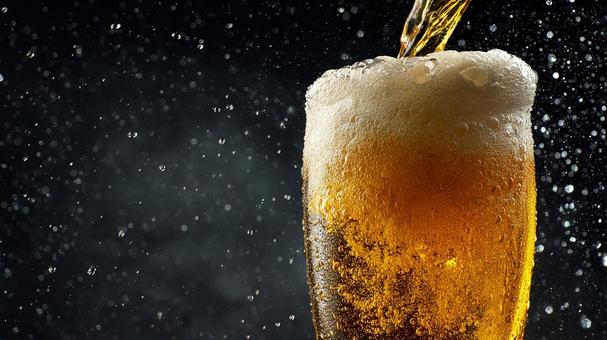 グラスから溢れるビールの喜び グラスから溢れるビールの喜びの写真