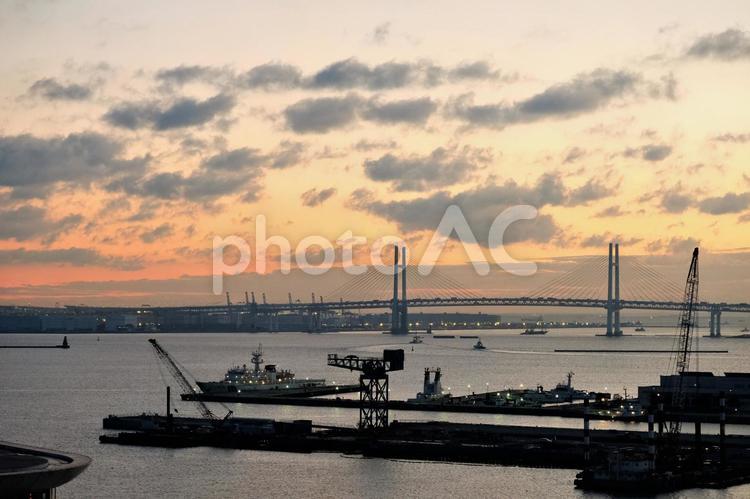 みなとみらいの夜明け 夜明け,横浜港,ベイブリッジの写真素材