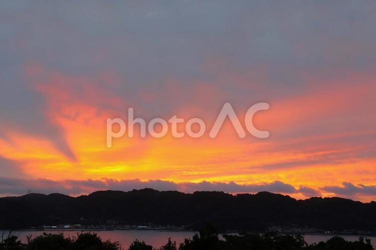 １１月中旬の串本町の朝焼け 背景,朝焼け,きれいの写真素材