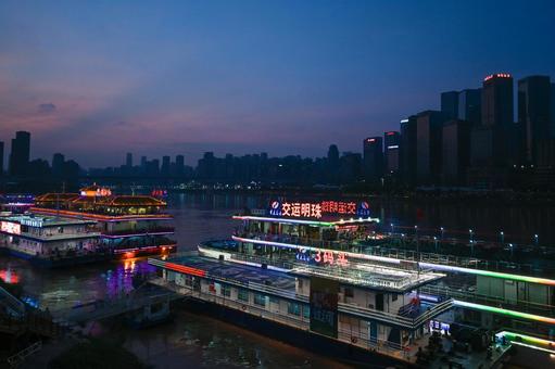 重慶夕景・嘉陵江と遊覧船 重慶,嘉陵江,中国の写真素材