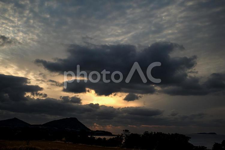 ＜五島風景>鐙瀬溶岩海岸付近の夜明け 風景,空,海の写真素材