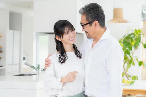 リビングでくつろぐミドルの夫婦 夫婦,家族,ミドルの写真素材