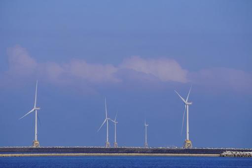 洋上風力発電機の並ぶ風景 洋上風力発電機の並ぶ風景の写真