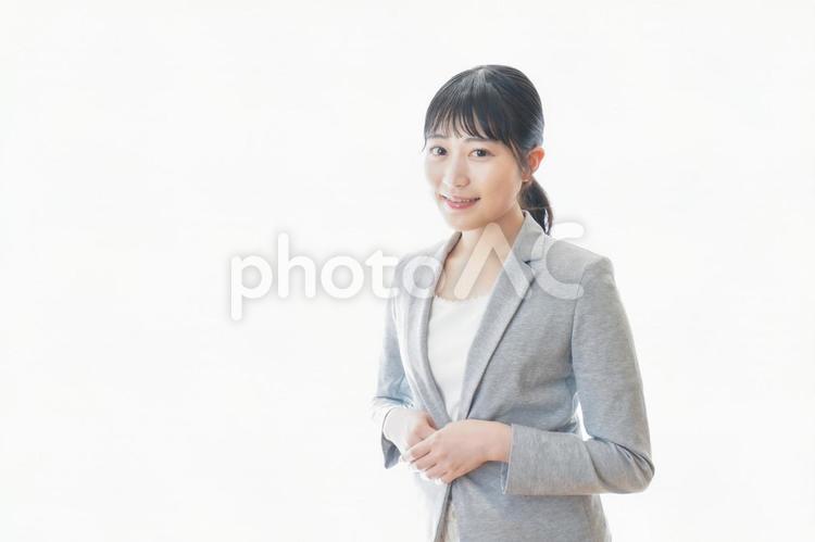 スーツを着た笑顔のビジネスウーマン 白バック,微笑み,クリーニングの写真素材