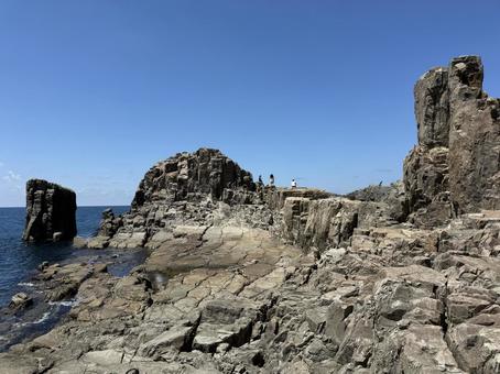 昼間の福井県の東尋坊 昼間の福井県の東尋坊 柱状節理,磯辺,水面の写真素材