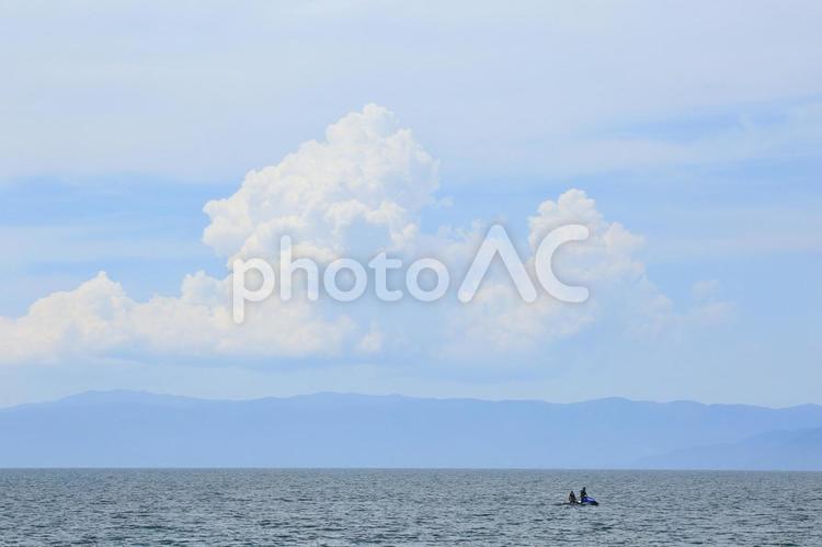琵琶湖に浮かぶ水上バイク 琵琶湖,湖,水上バイクの写真素材