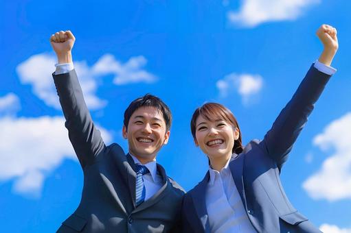 ガッツポーズで喜びを表すスーツ姿の若者達 ガッツポーズで喜びを表すスーツ姿の若者達の写真