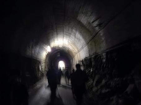 トンネルを歩く人（夏焼第二隧道） トンネル,出口,歩く人の写真素材