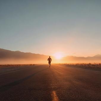 広大な自然の中で、自分と向き合うランナー 広大な自然の中で、自分と向き合うランナーの写真