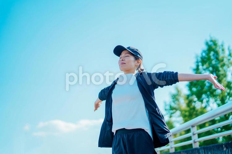 トレーニングするスポーツウェアの女性 運動,深呼吸,準備運動の写真素材