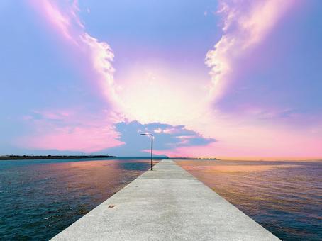 海の防波堤から望む幻想的な夕暮れの空と海 海の防波堤から望む幻想的な夕暮れの空と海 海,防波堤,空の写真素材