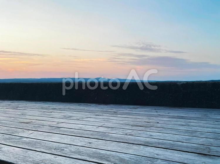 海辺の木製デッキと夕焼け空 夕焼け,デッキ,木の写真素材